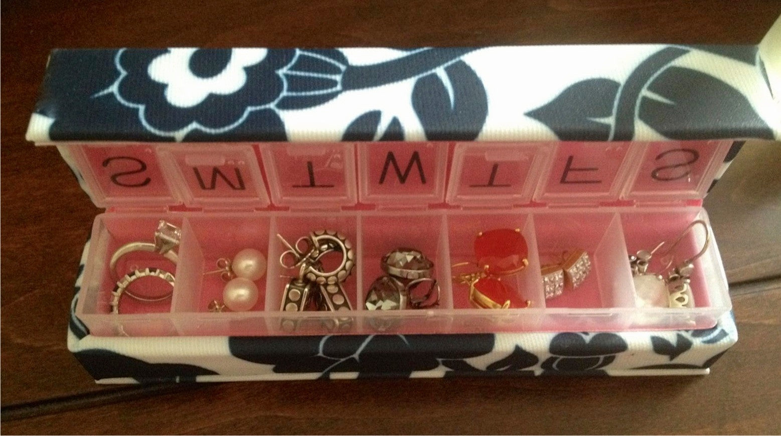 Houder Designer Pill Box - Decorative Pill Case with Gift Box - Carry Your Meds in Style (Orchids)